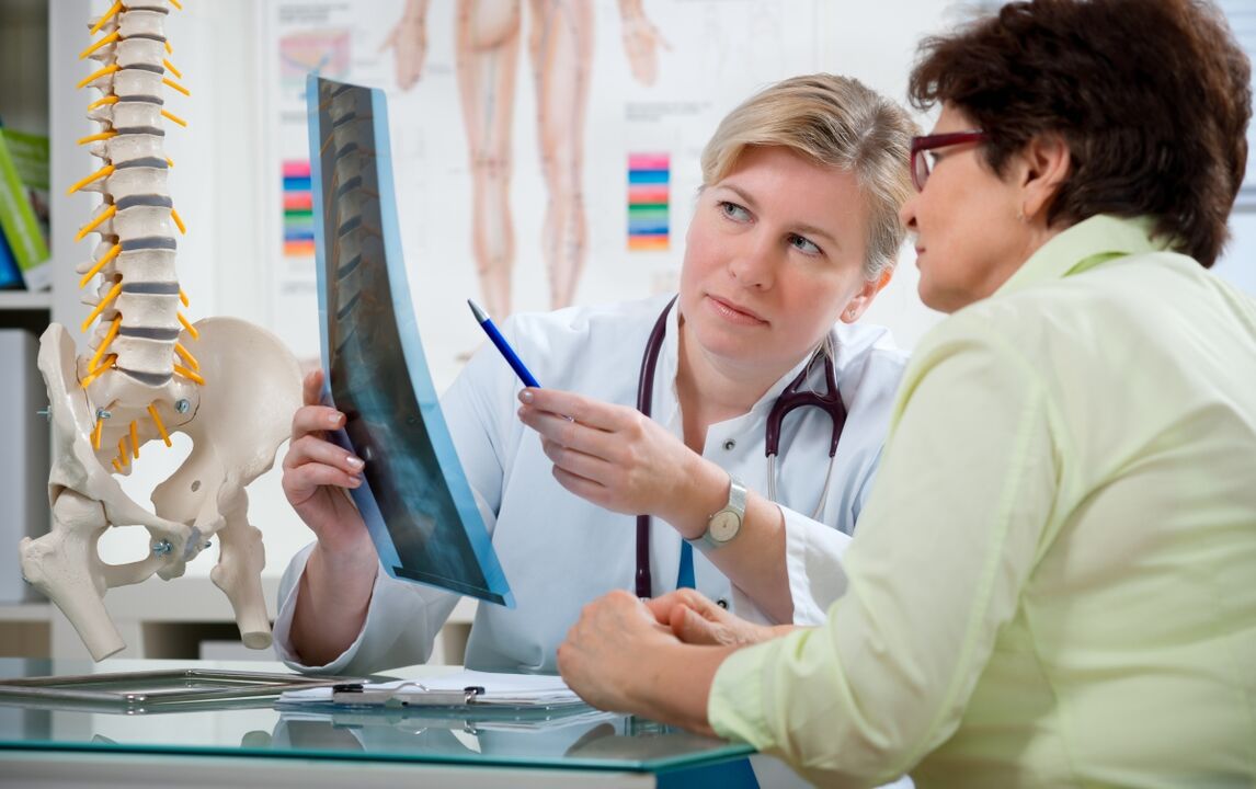 lékař dává doporučení pro cervikální osteochondrózu